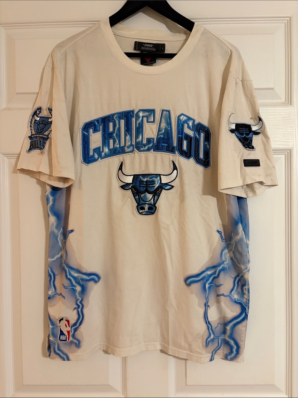Pro Standard Chicago Bulls Lightning Graphic T-Shirt Luxury Athletic Large